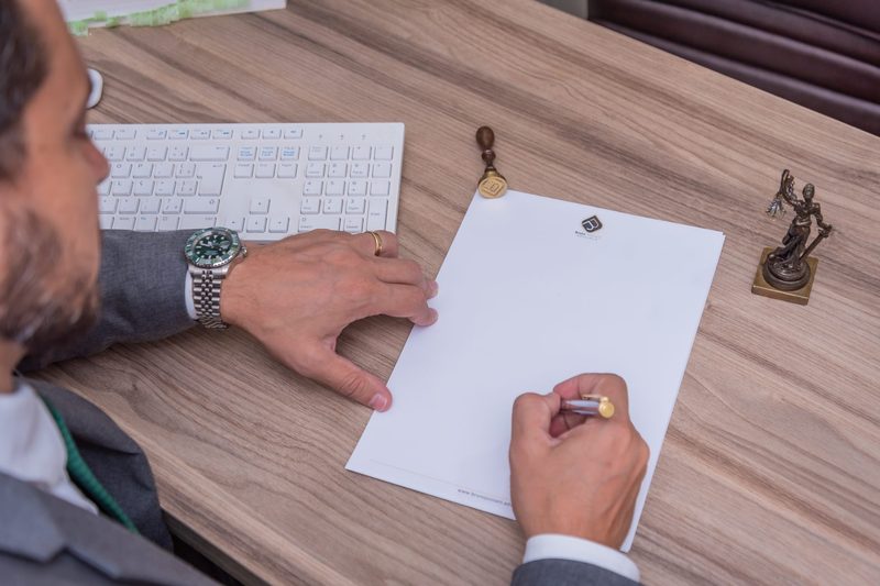 Trabalho jurídico especializado — papel timbrado, sinete e estátua da Justiça