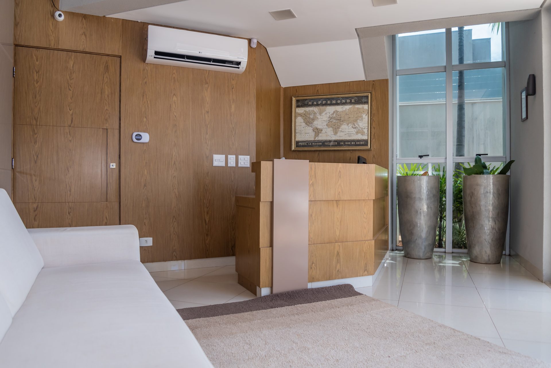 Entrada do escritório com mapa-múndi