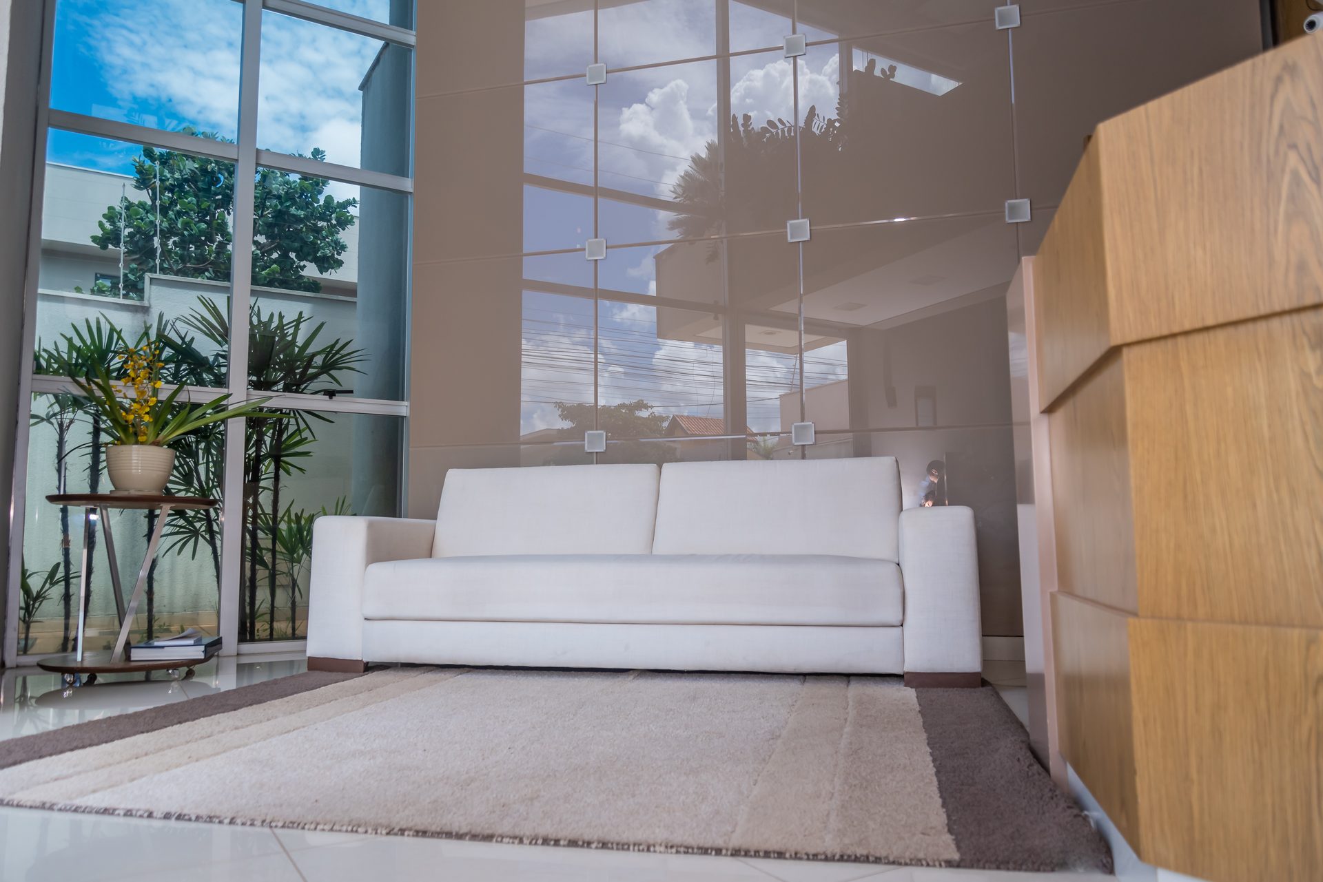 Recepção com sofá e janela ampla