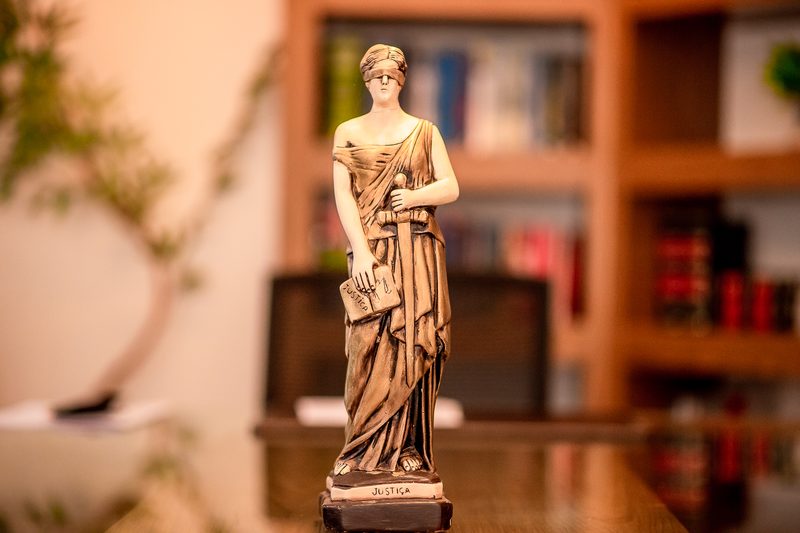 Estátua da Justiça no escritório Bruno Jussiani