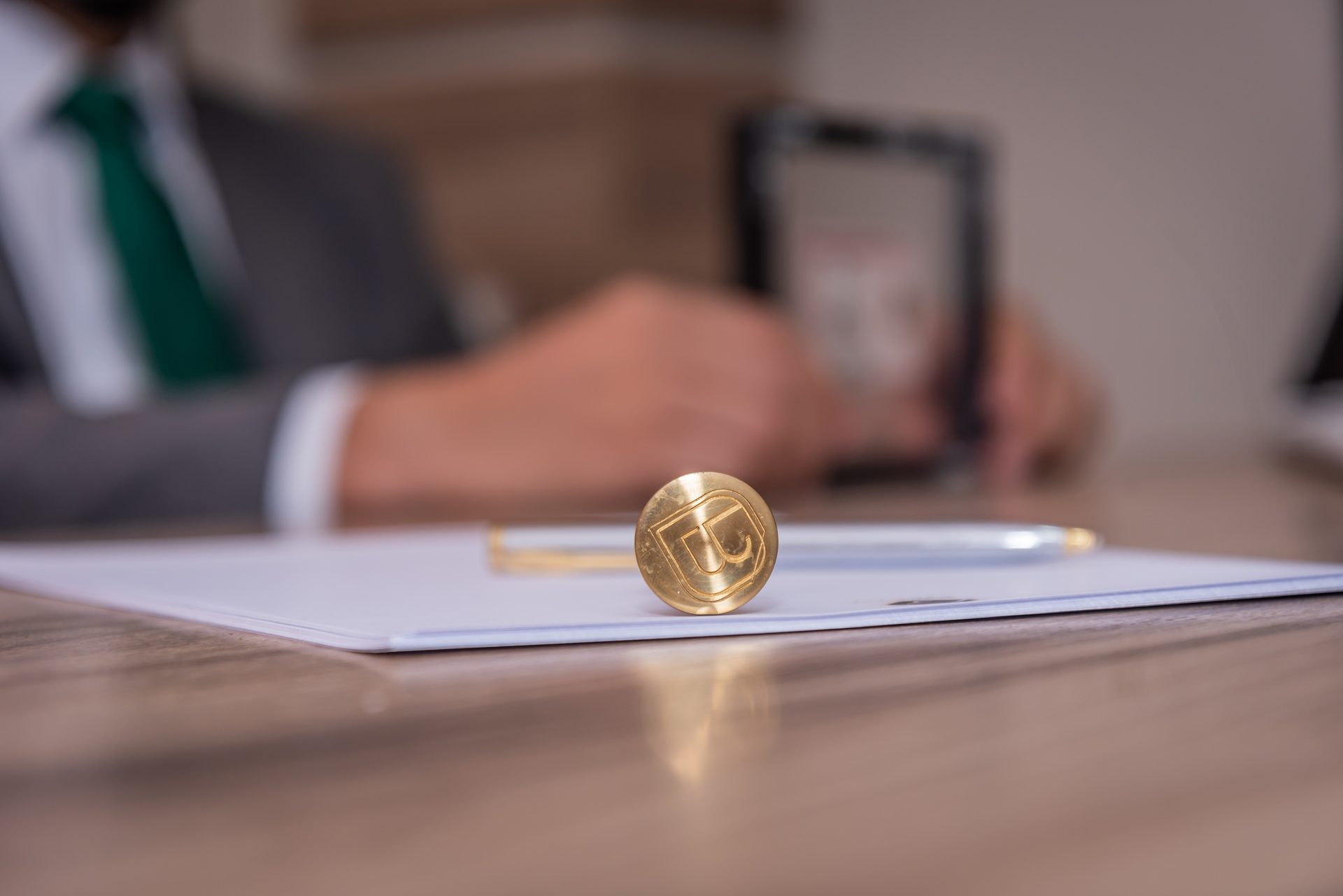 Sinete com monograma Bruno Jussiani